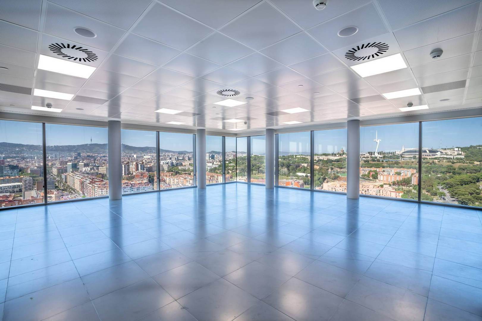 Alquila por horas Edificio con espacios diáfanos, terraza panorámica  y oficina implantada