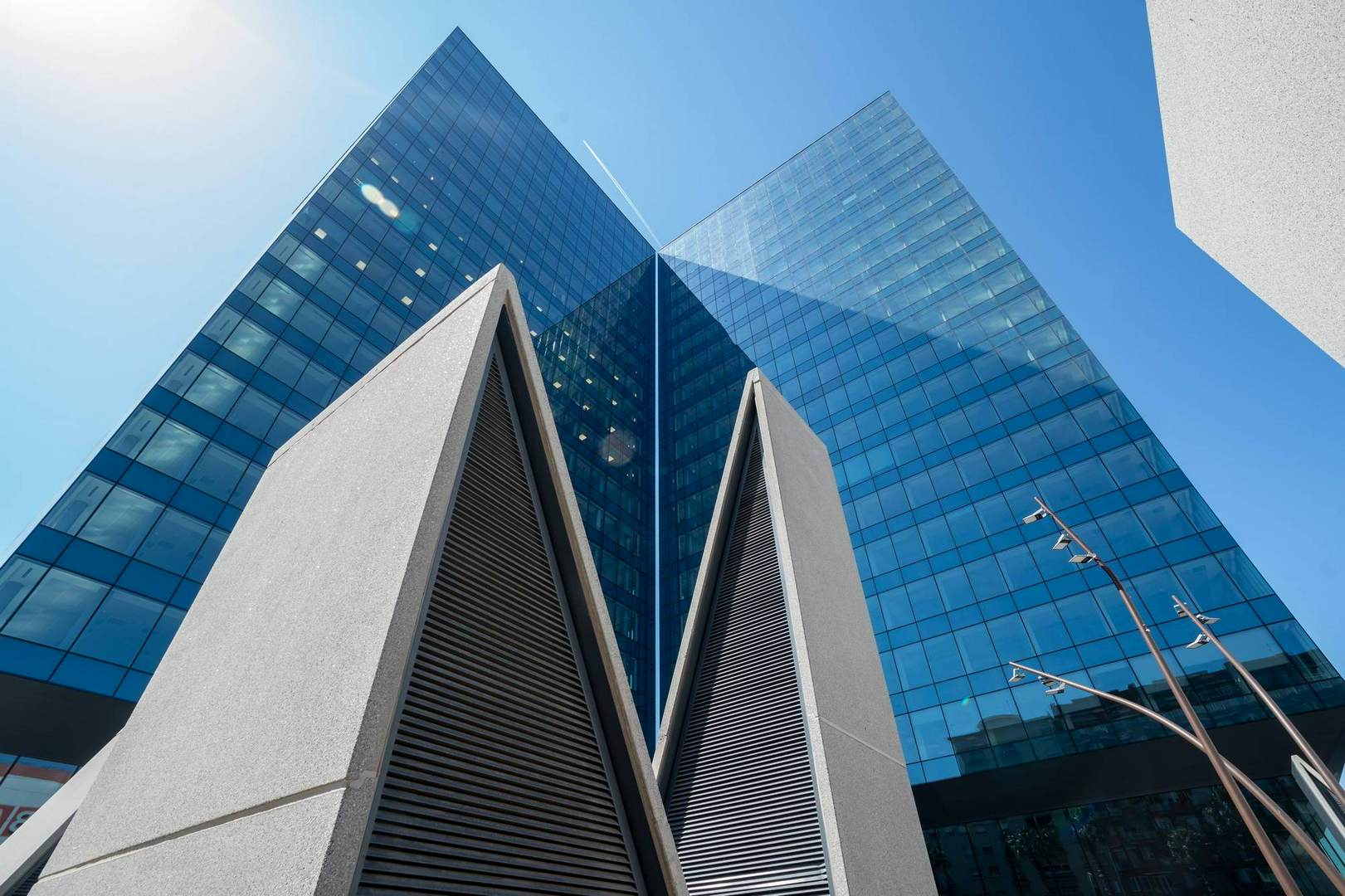 Alquila por horas Edificio con espacios diáfanos, terraza panorámica  y oficina implantada