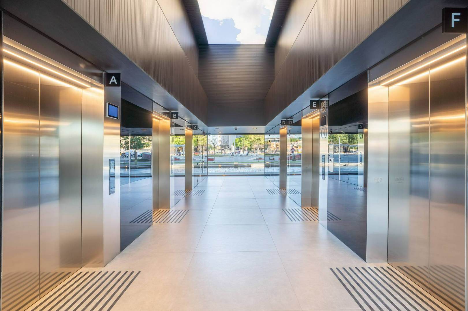 Alquila por horas Edificio con espacios diáfanos, terraza panorámica  y oficina implantada