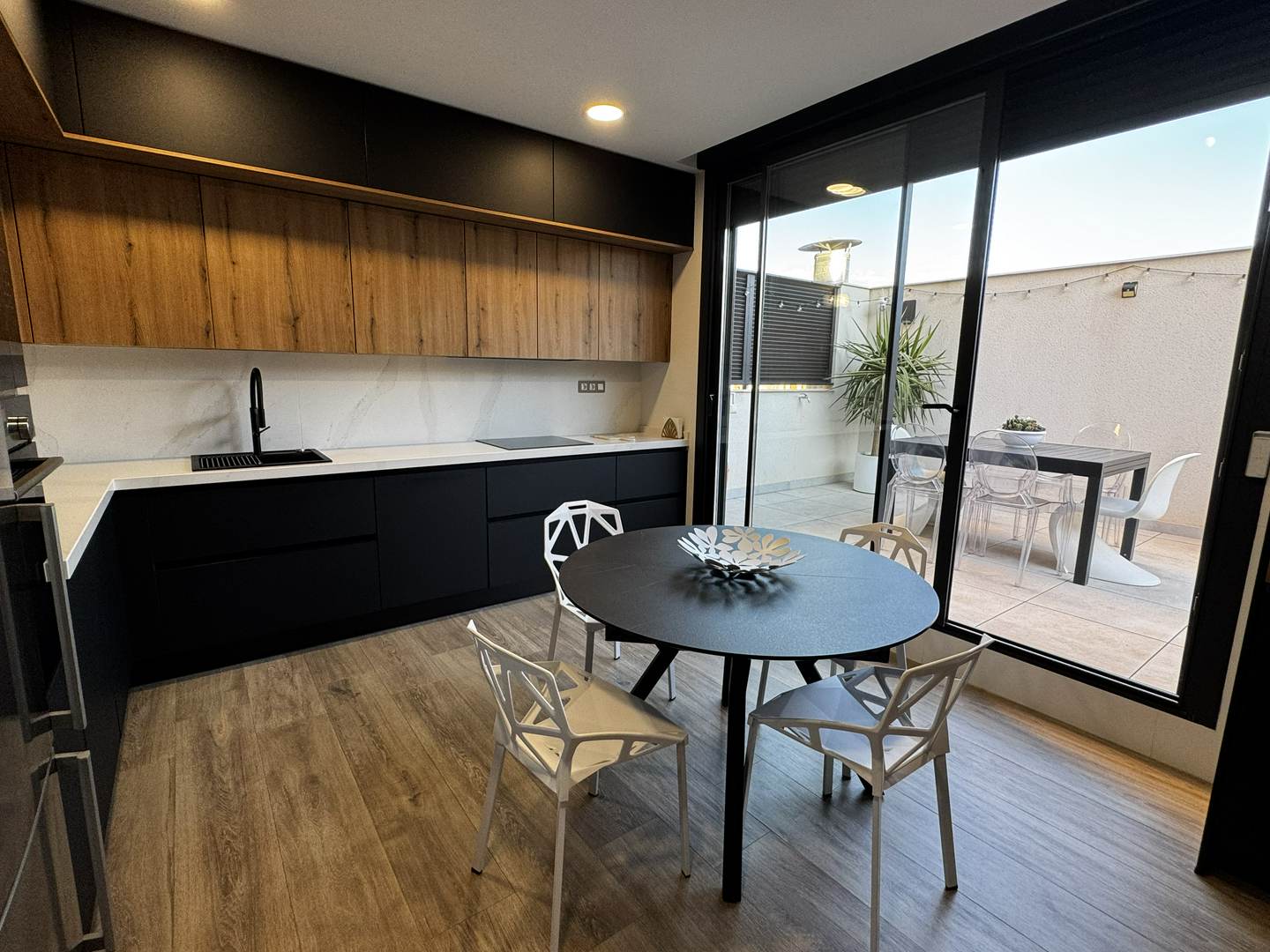Alquila por horas Duplex Ático Retro con terraza de estilo moderno y contemporáneo