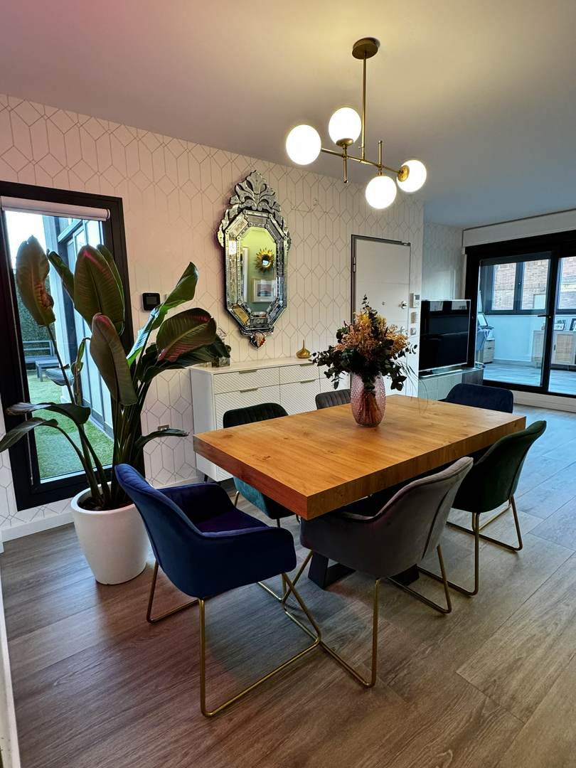 Alquila por horas Duplex Ático Retro con terraza de estilo moderno y contemporáneo