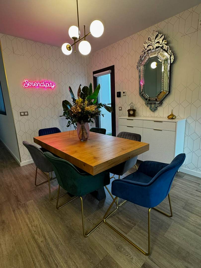 Alquila por horas Duplex Ático Retro con terraza de estilo moderno y contemporáneo