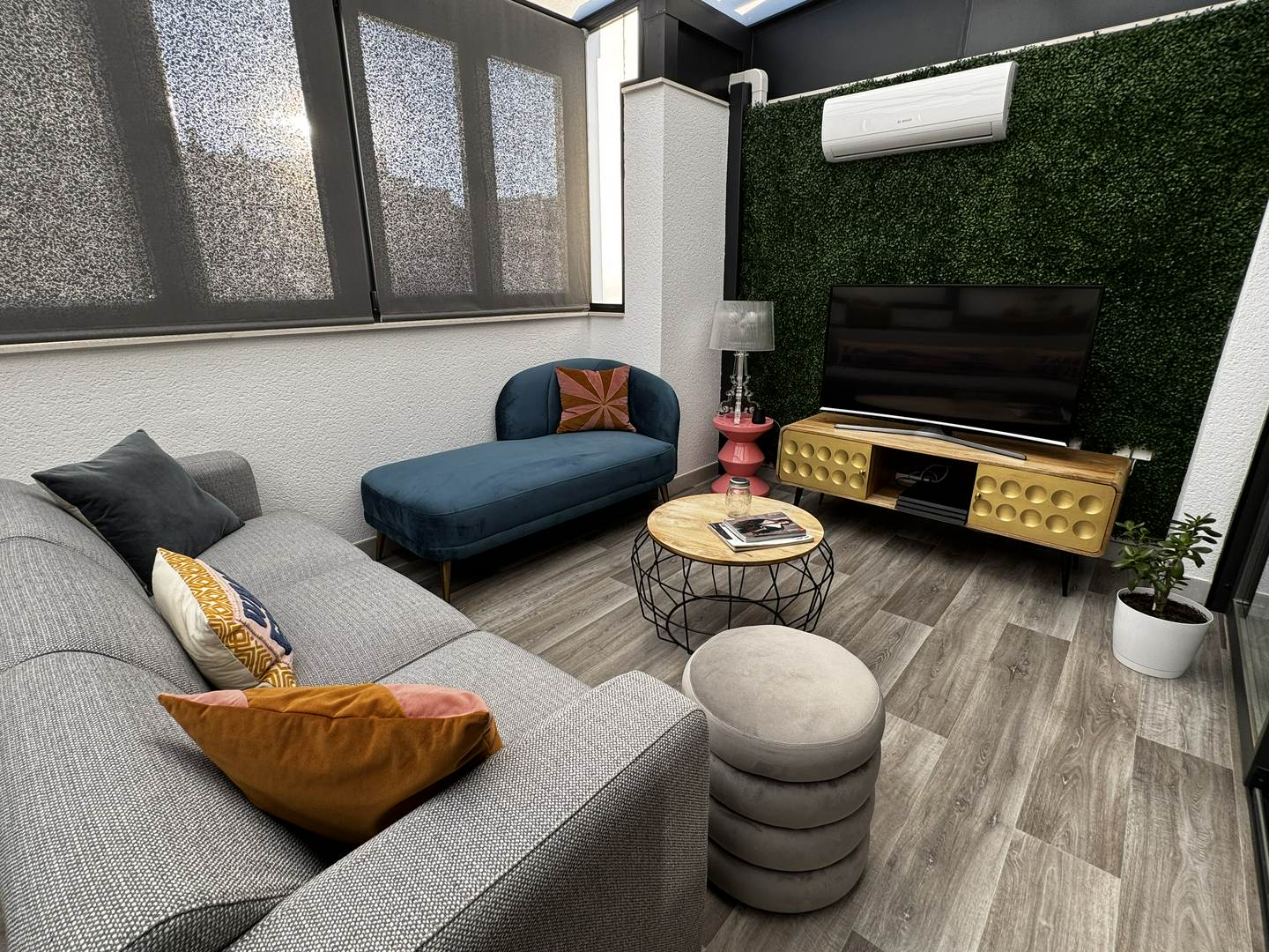 Alquila por horas Duplex Ático Retro con terraza de estilo moderno y contemporáneo