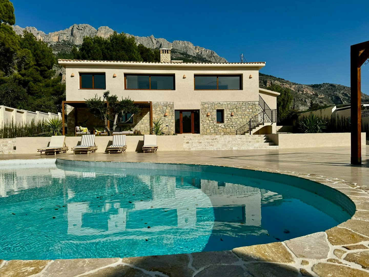 Alquila por horas A spacious house in Mediterranean style