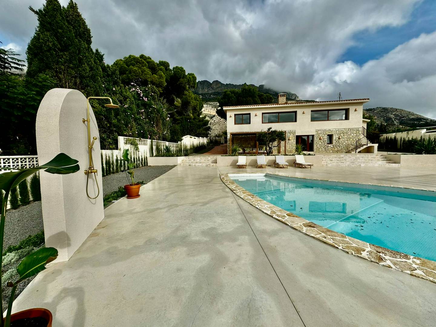 Alquila por horas A spacious house in Mediterranean style