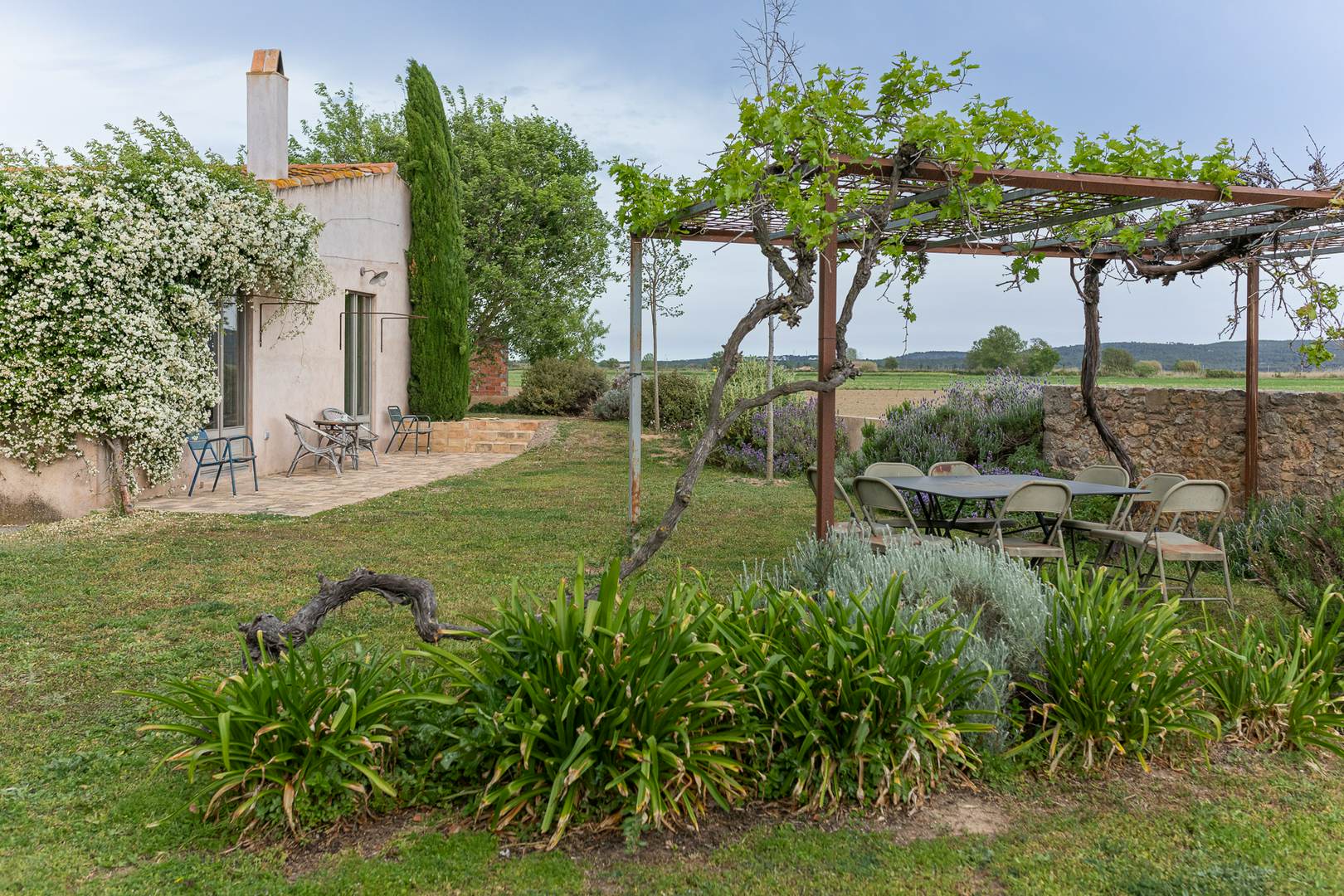 Alquila por horas Una antigua Granja convertida en una aldea con muchos espacios y campos