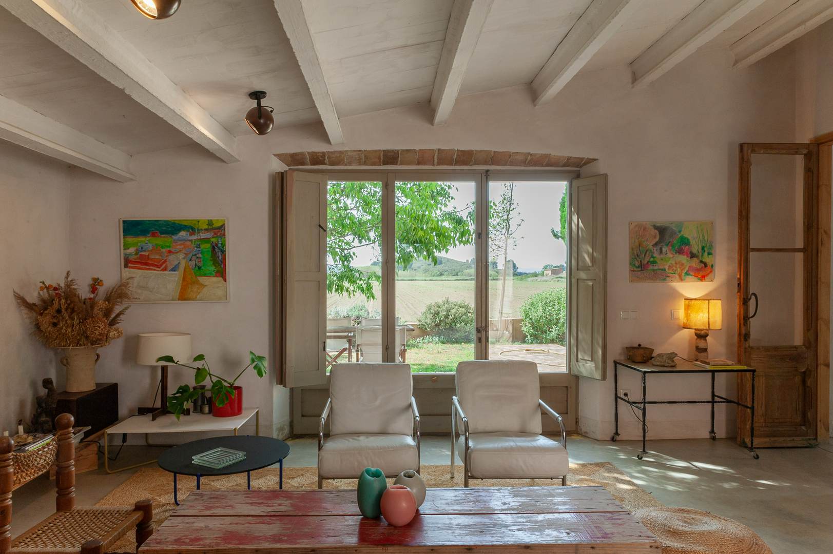 Alquila por horas Una antigua Granja convertida en una aldea con muchos espacios y campos