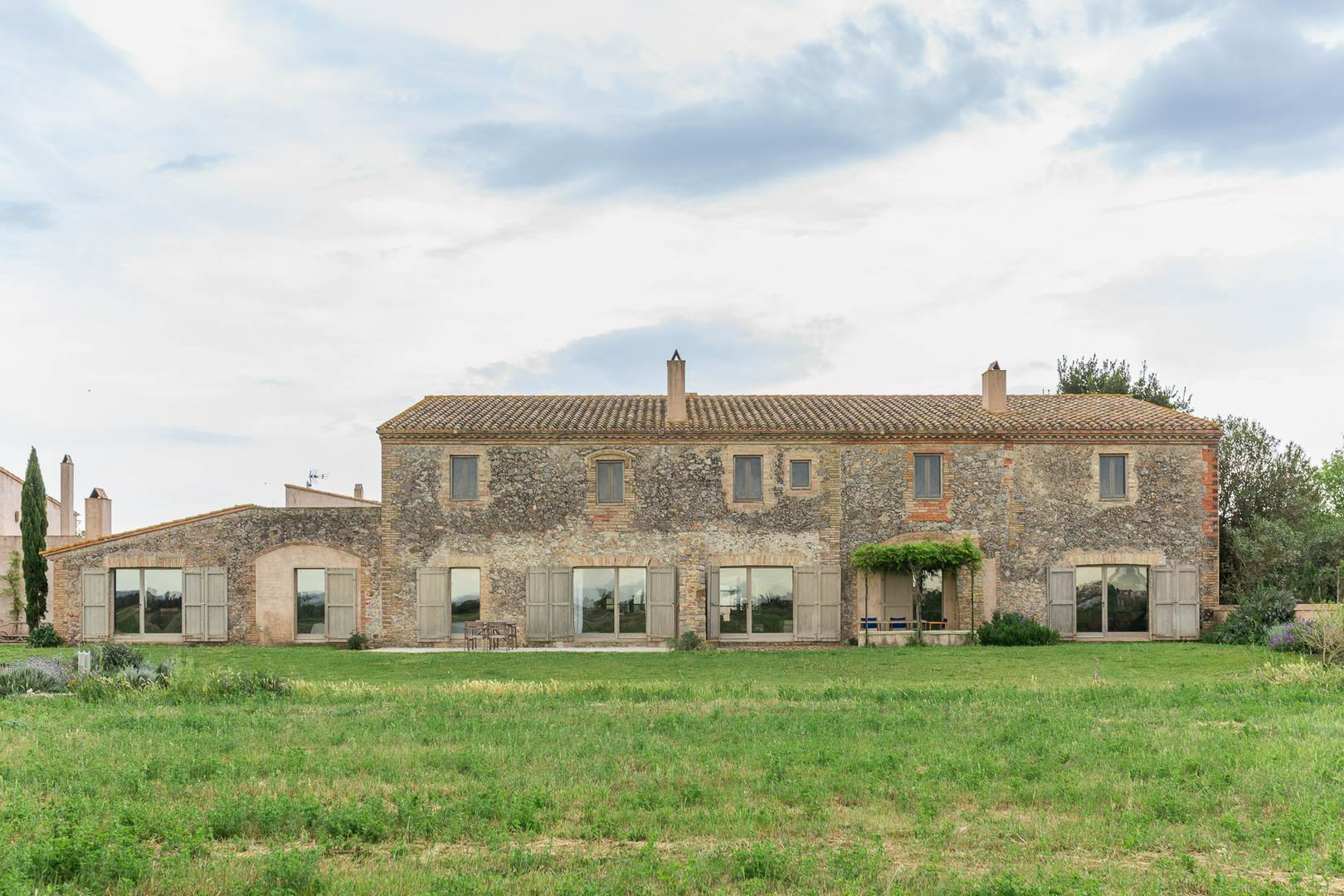 Alquila por horas Una antigua Granja convertida en una aldea con muchos espacios y campos