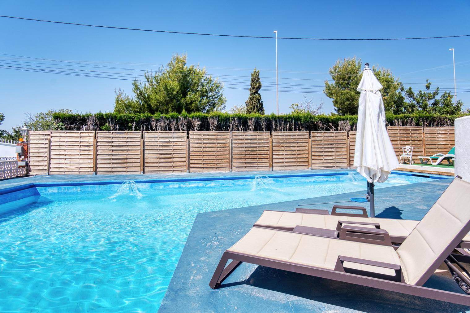 Alquila por horas Vivienda unifamiliar de estilo mediterráneo en parcela urbana de 2700m2