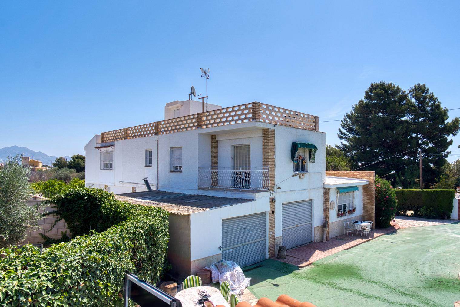 Alquila por horas Vivienda unifamiliar de estilo mediterráneo en parcela urbana de 2700m2