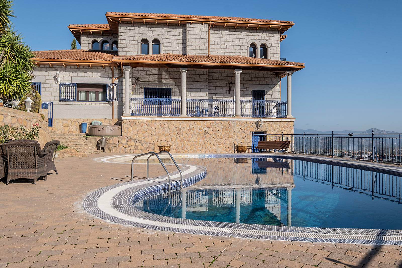 Alquila por horas Mansión con piscina, jacuzzi, saunas, pistas de pádel 