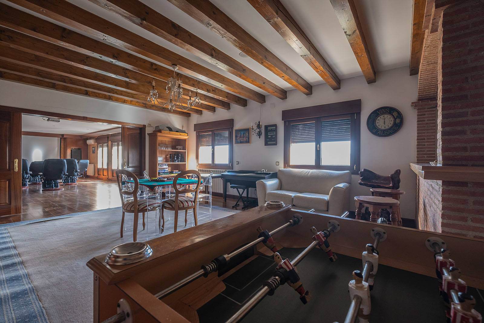 Alquila por horas Mansión con piscina, jacuzzi, saunas, pistas de pádel 