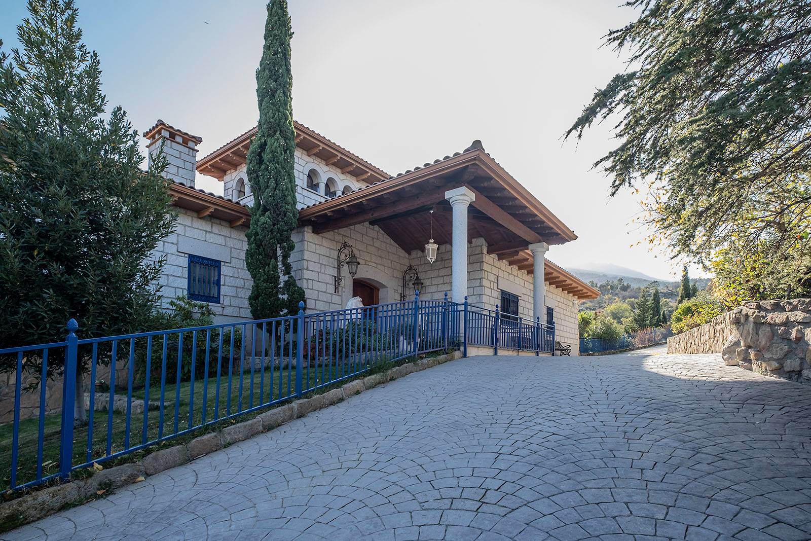 Alquila por horas Mansión con piscina, jacuzzi, saunas, pistas de pádel 
