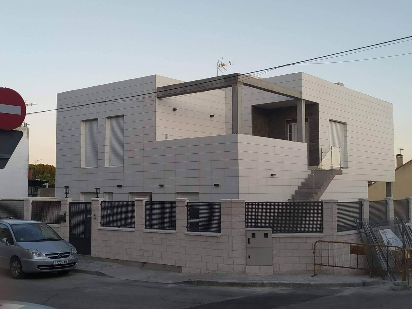 Alquila por horas Vivienda unifamiliar moderna para rodajes en  Las Cárcavas, al lado de  Valdebebas