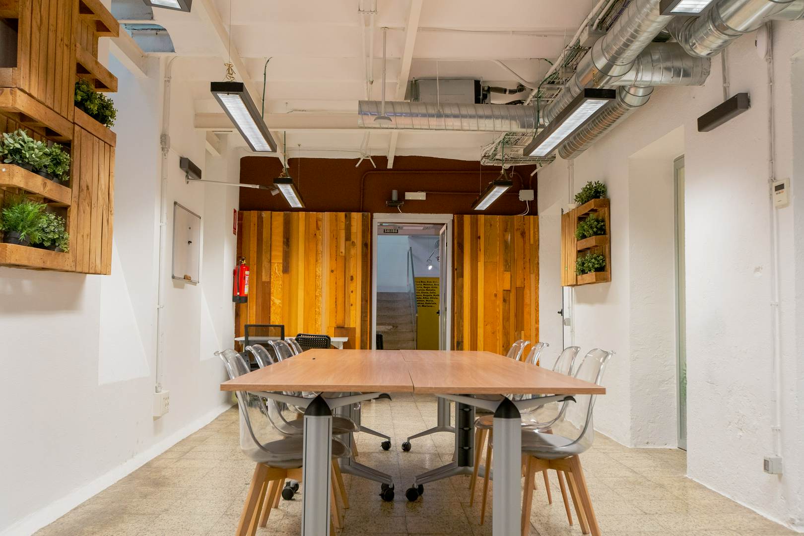 Alquila por horas  SALA MULTIUSOS para reuniones, charlas, eventos corporativos, sesiones de trabajo...