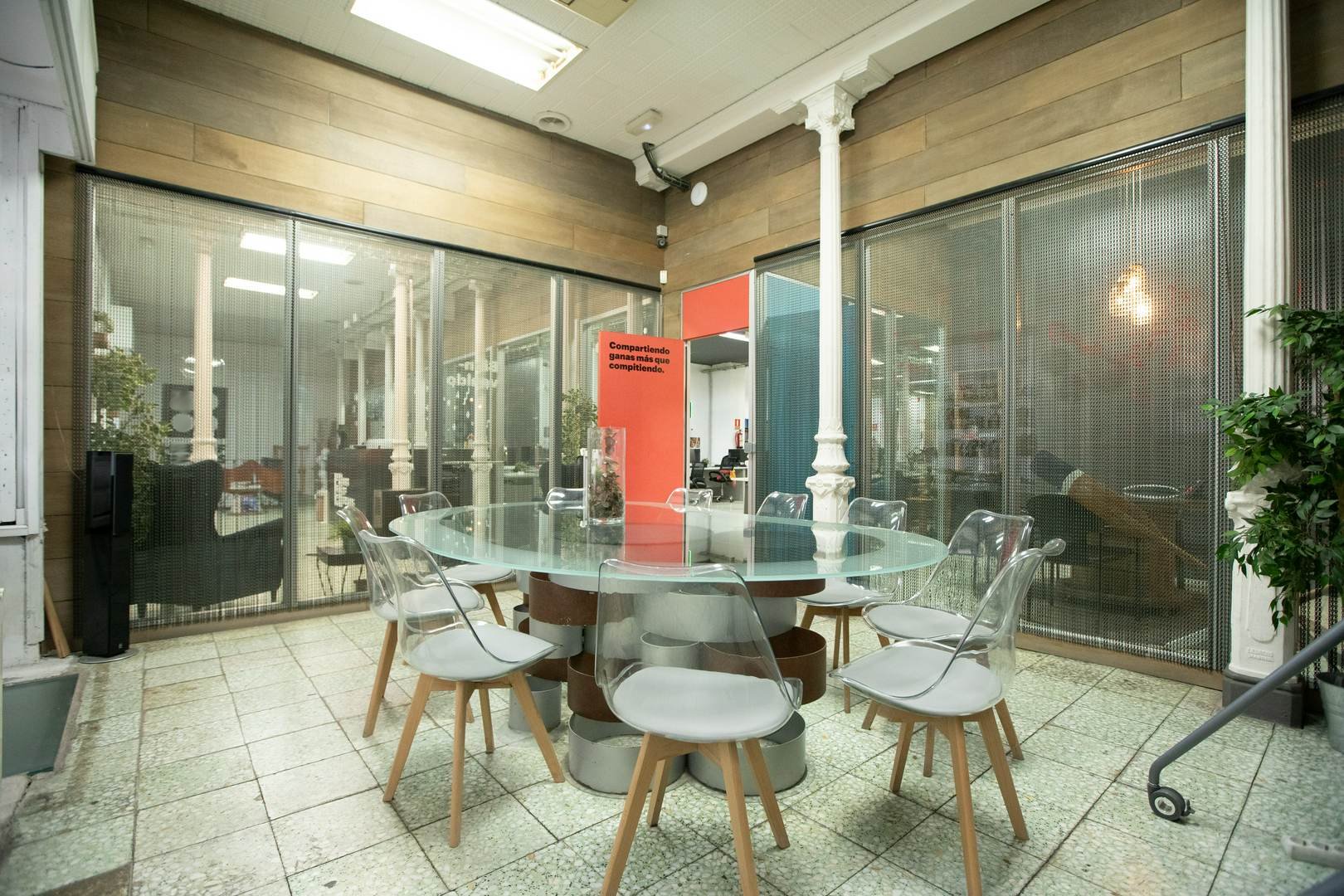 Alquila por horas SALA  ROJA para reuniones y sesiones de trabajo.