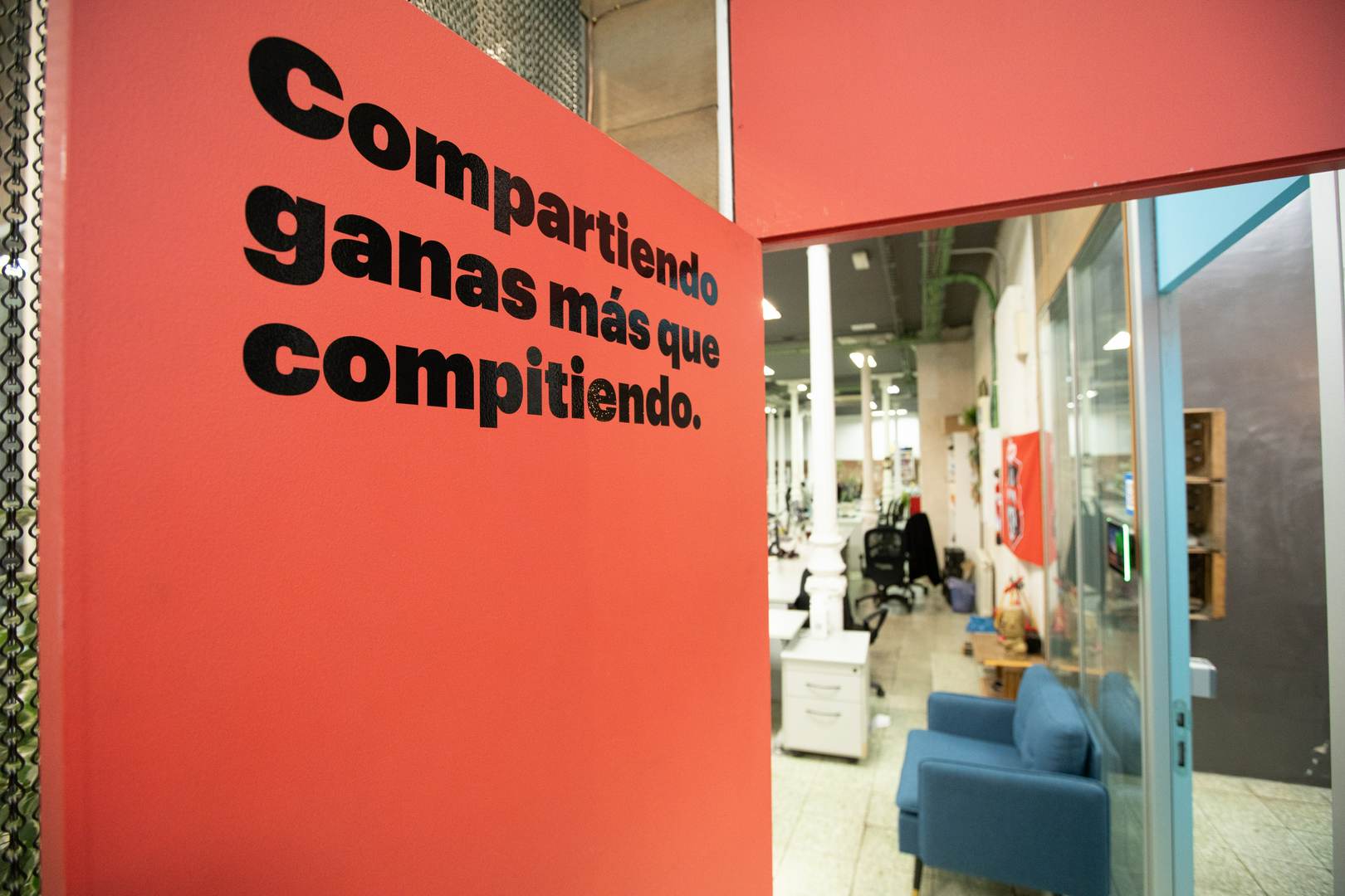 Alquila por horas SALA ROJA para reuniones y sesiones de trabajo