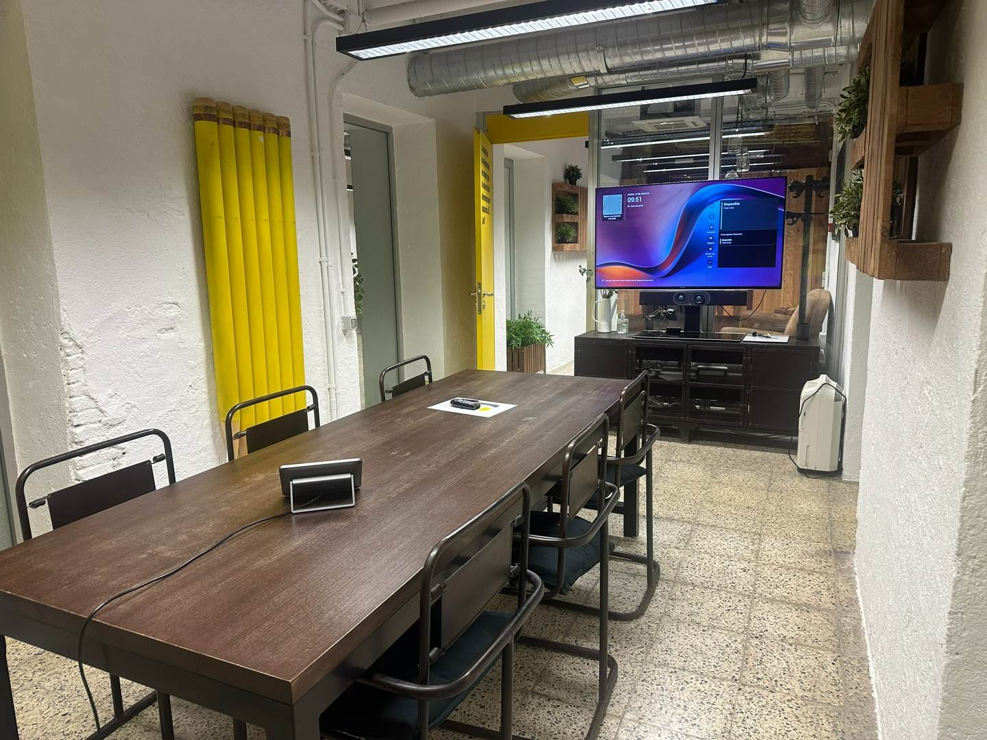 Alquila por horas SALA AMARILLA para reuniones y sesiones de trabajo