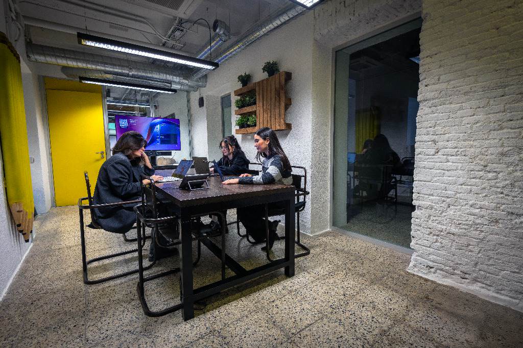 Alquila por horas SALA AMARILLA para reuniones y sesiones de trabajo