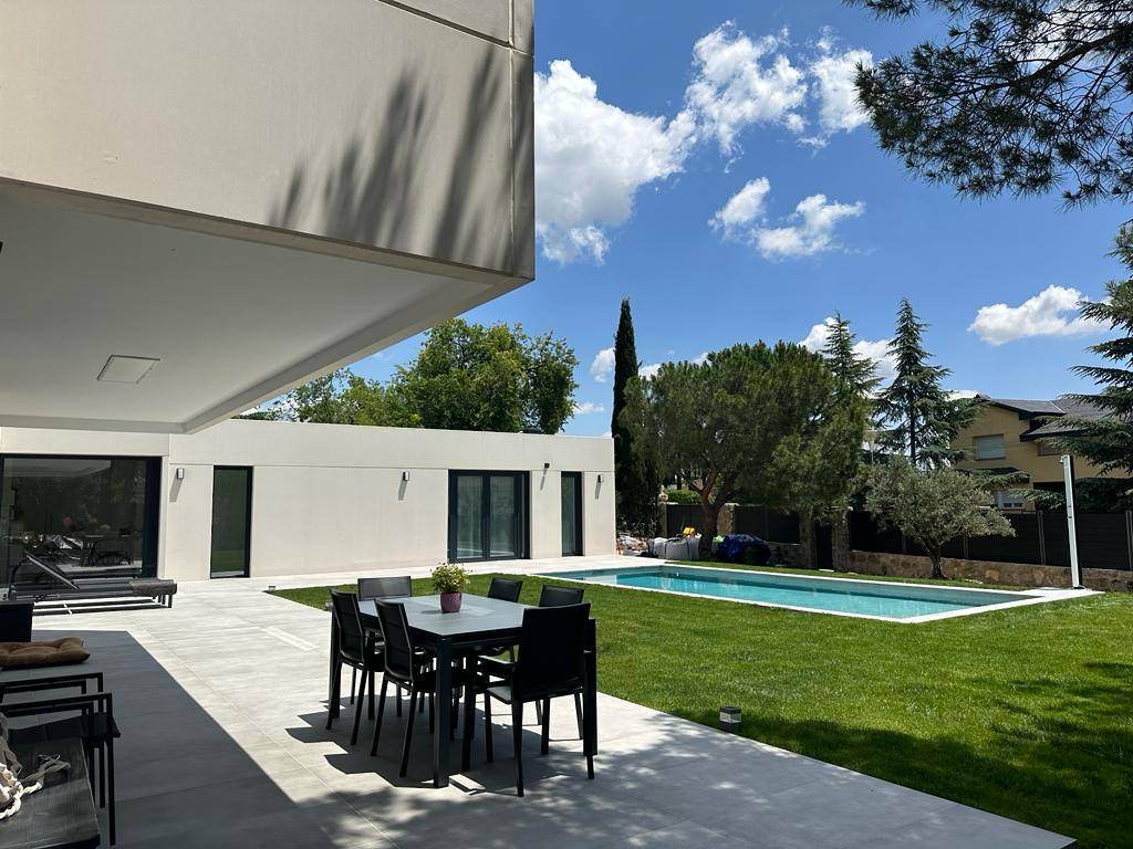 Alquila por horas Casa unifamiliar estilo moderno con piscina