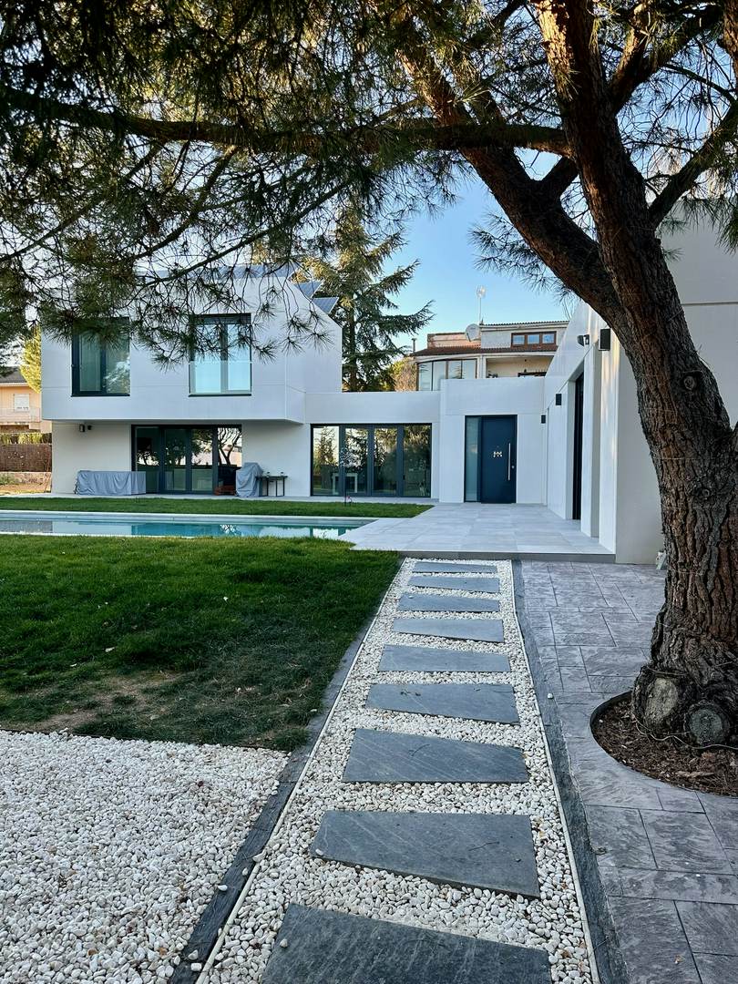 Alquila por horas Casa unifamiliar estilo moderno con piscina