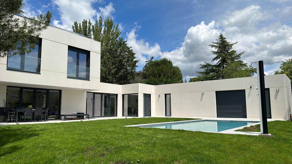 Alquila por horas Casa unifamiliar estilo moderno con piscina