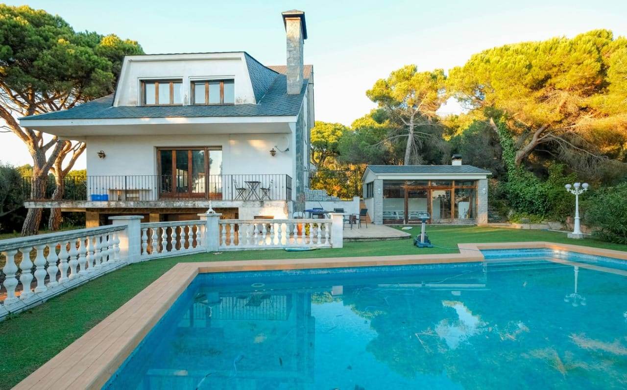 Alquila por horas Casa cuatro vientos con jardín y piscina