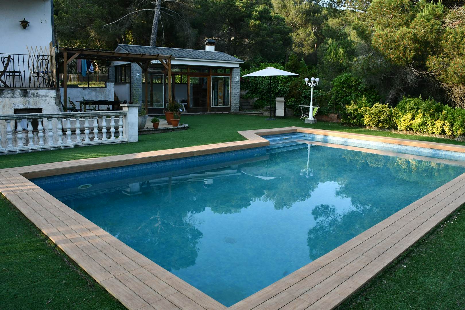 Alquila por horas Casa cuatro vientos con jardín y piscina