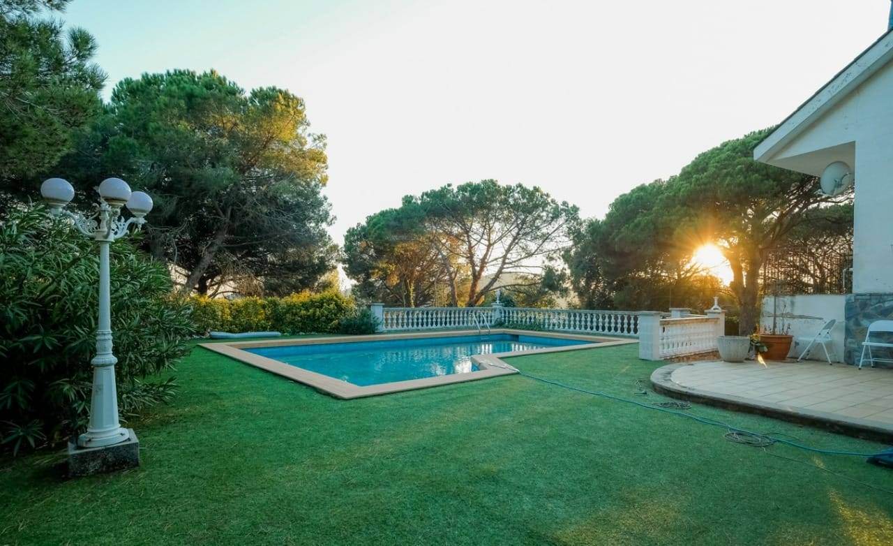 Alquila por horas Casa cuatro vientos con jardín y piscina