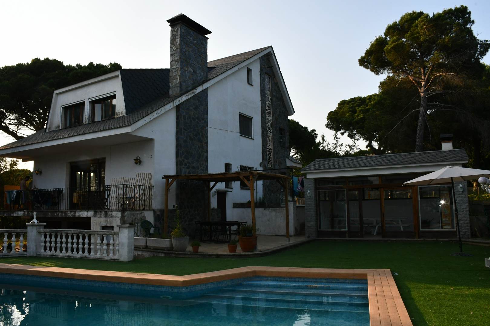 Alquila por horas Casa cuatro vientos con jardín y piscina