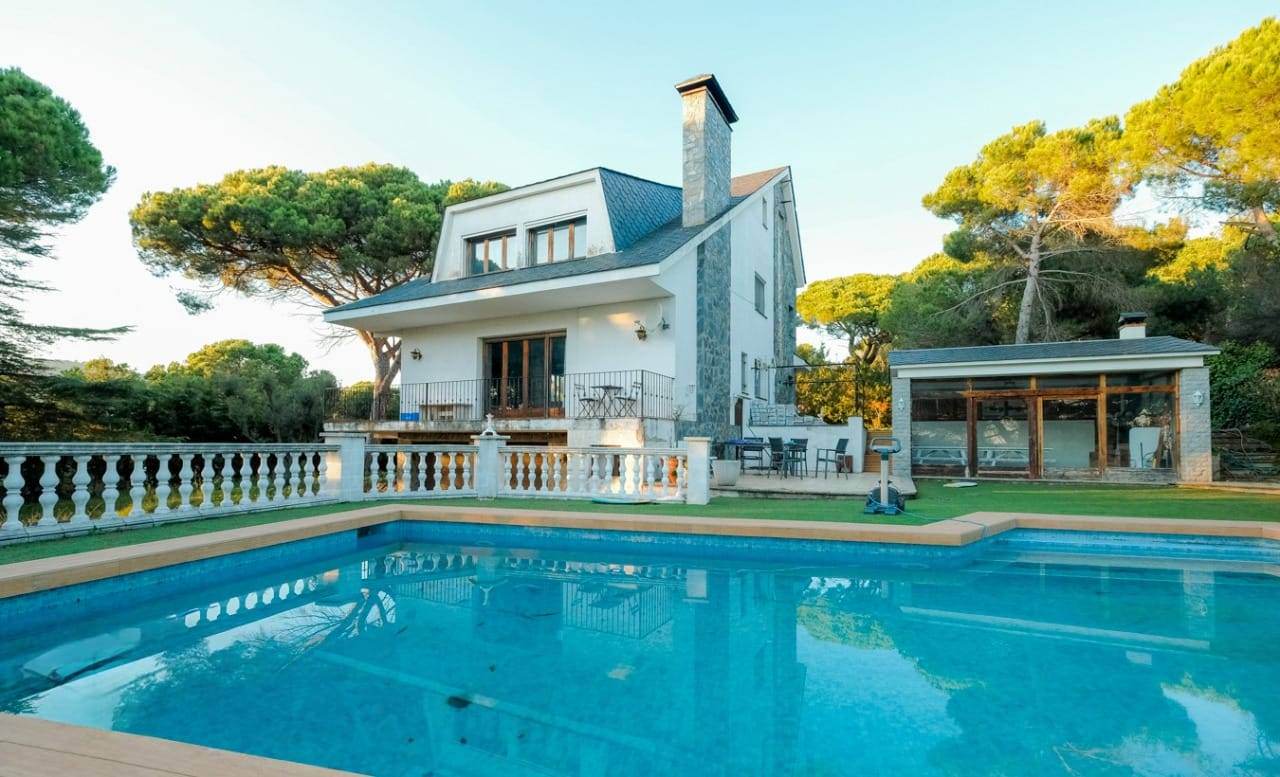 Alquila por horas Casa cuatro vientos con jardín y piscina