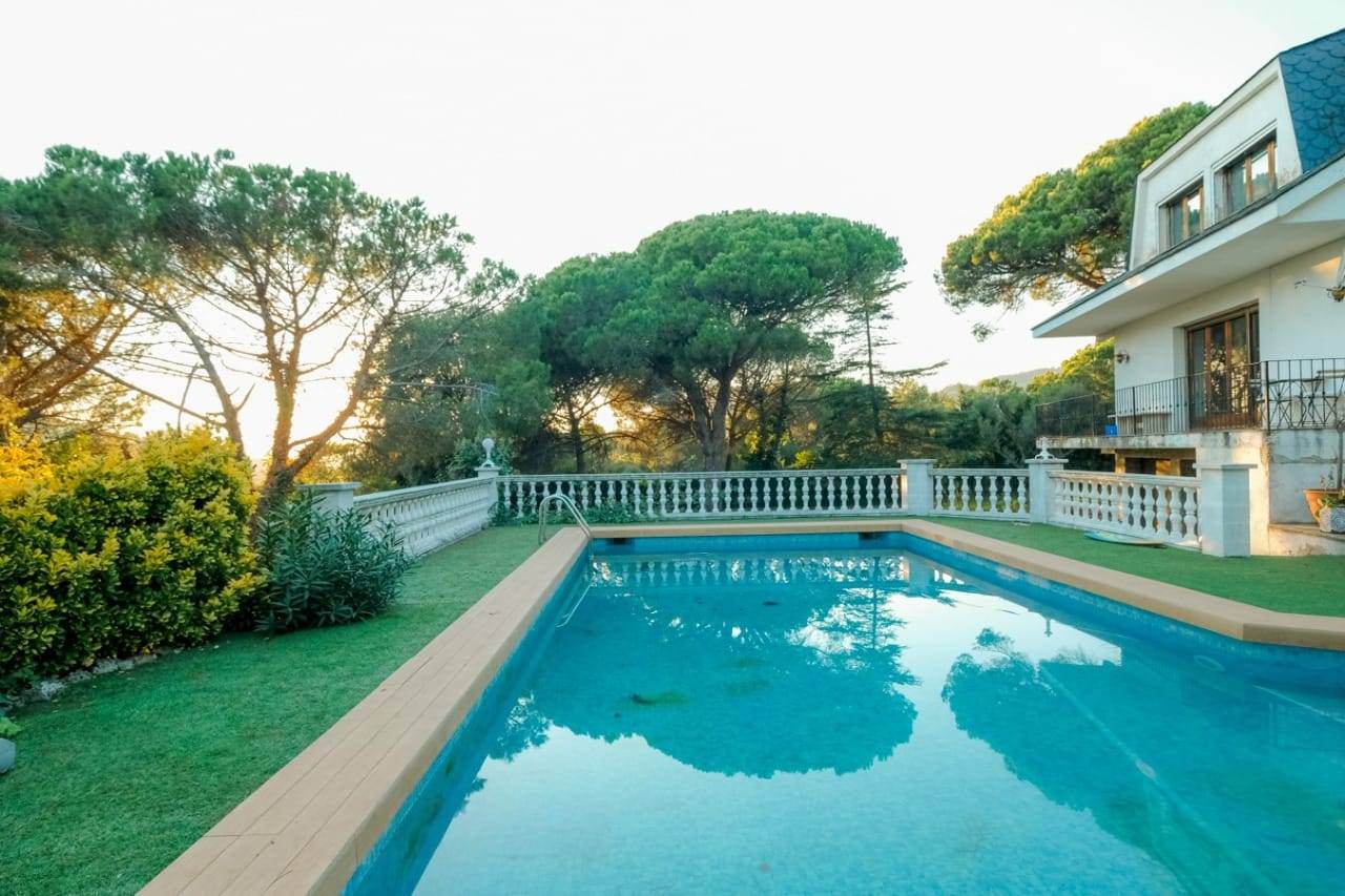 Alquila por horas Casa cuatro vientos con jardín y piscina