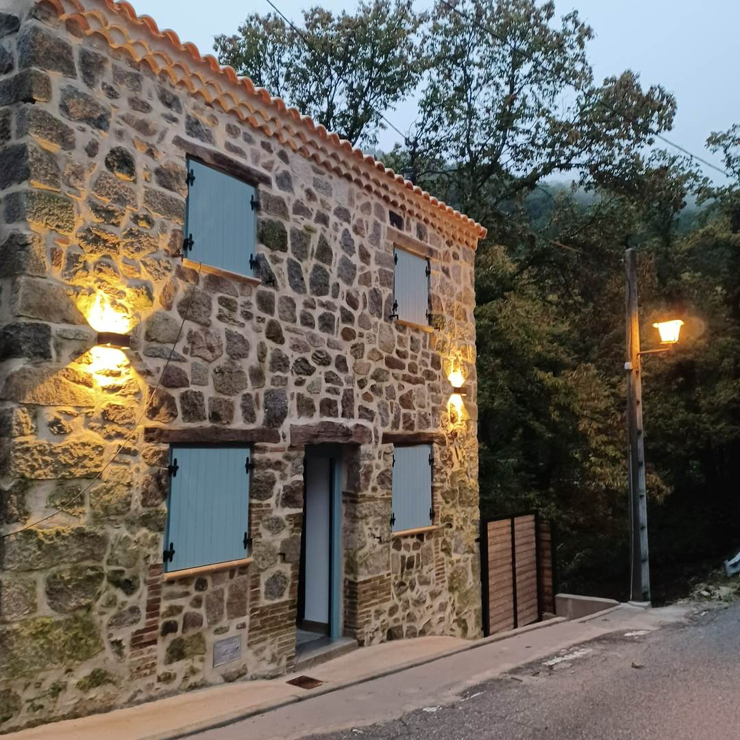 Alquila por horas Casa de montaña con vistas a bosque de castaños y arroyo