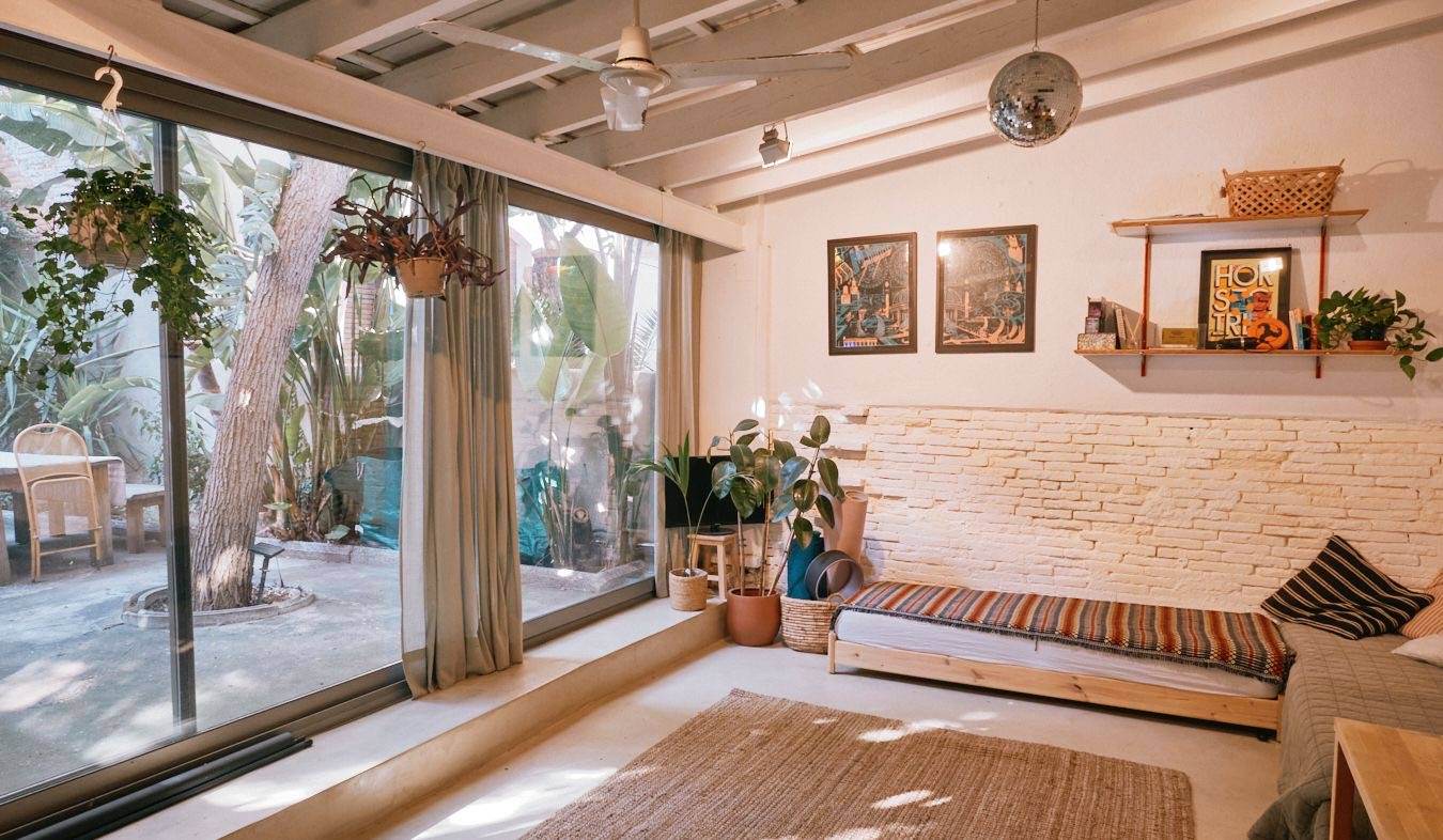 Alquila por horas CASITA CON PATIO Y ESTUDIO EN BARCELONA