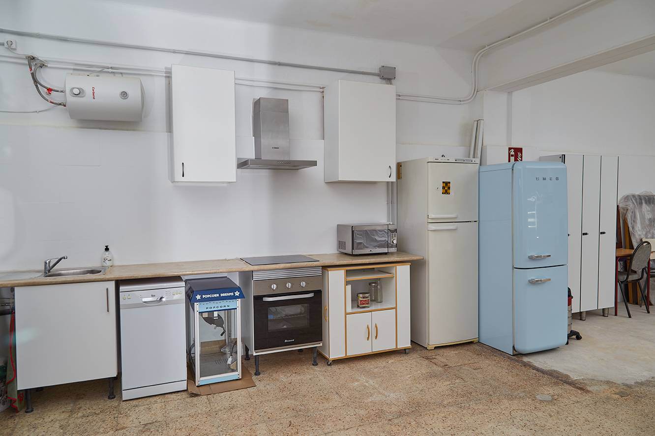 Alquila por horas Dos Amplios Platós con Sala de Reuniones y Cocina