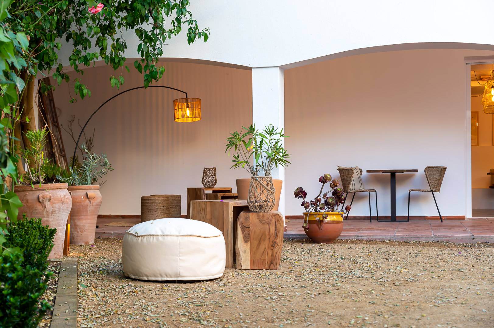 Alquila por horas Patio con porche estilo mediterráneo en Hostal Boutique  - Costa Brava
