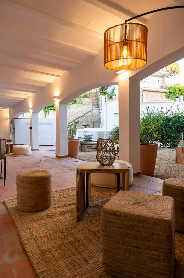 Alquila por horas Patio con porche estilo mediterráneo en Hostal Boutique  - Costa Brava