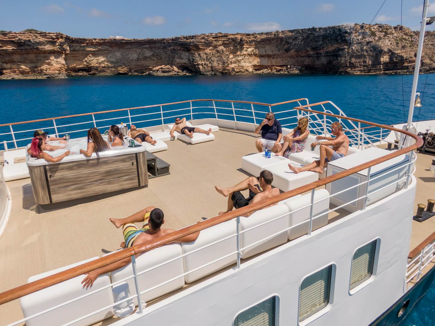 Alquila por horas Barco de lujo por el Mediterráneo`