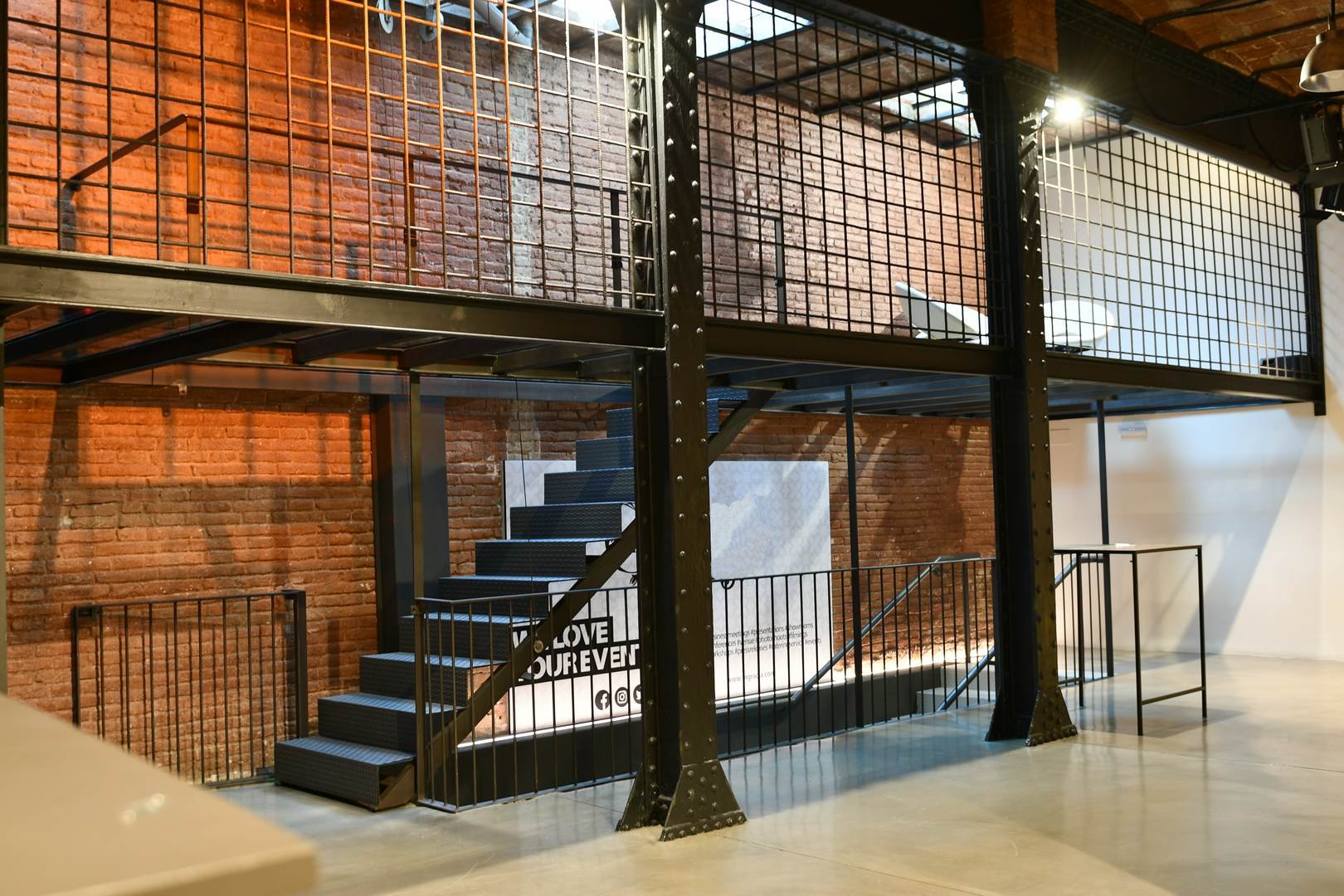Alquila por horas Sala moderna para reuniones en Barcelona