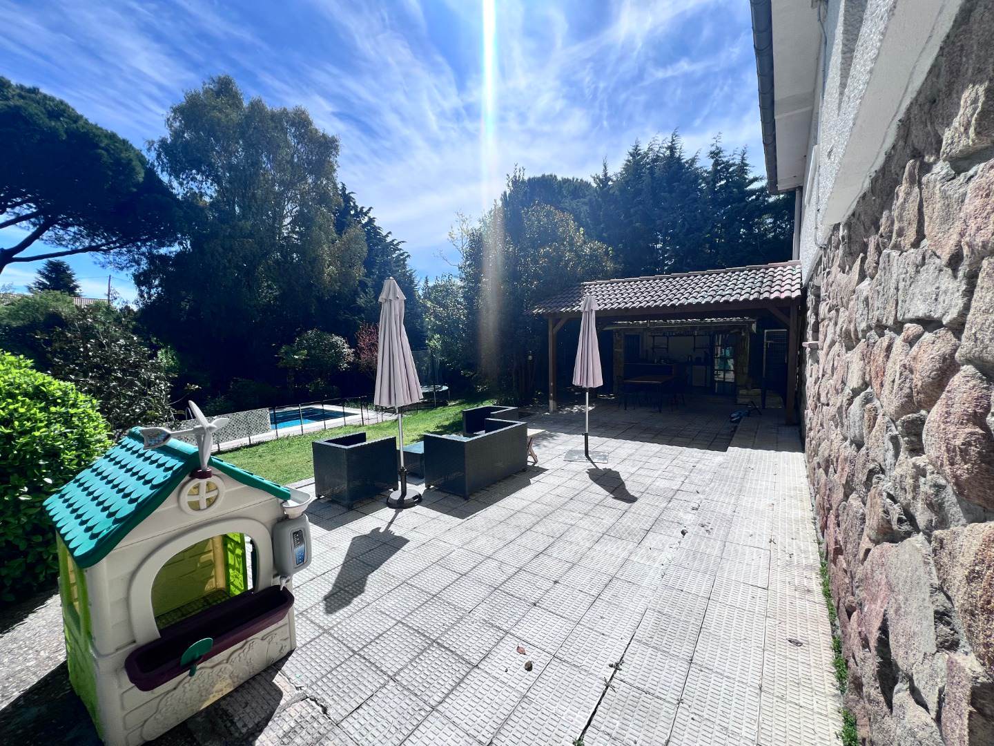 Alquila por horas Jardín con Piscina​,​ Terraza​,​ Cocina completa y Barbacoa