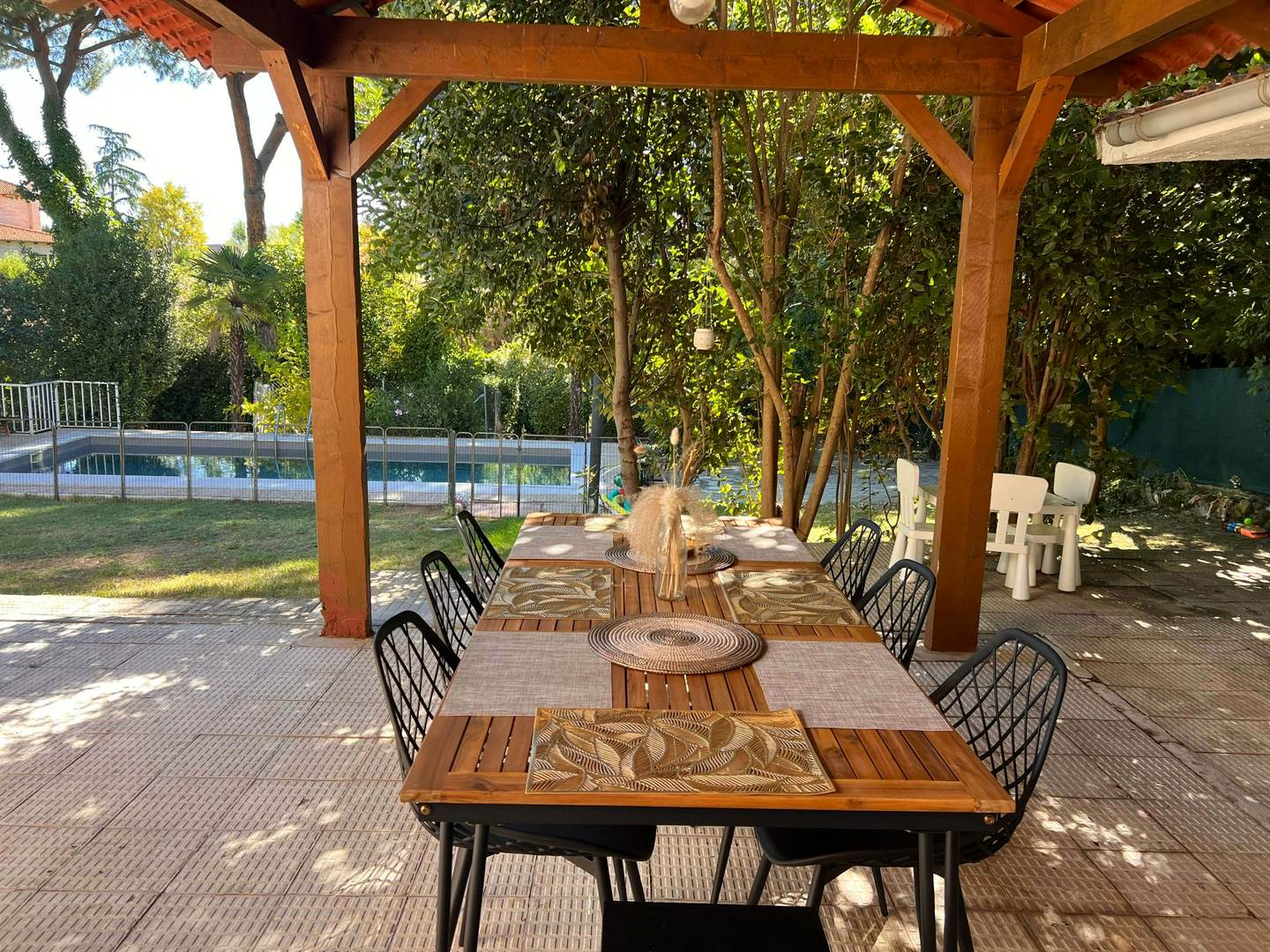 Alquila por horas Jardín con Piscina​,​ Terraza​,​ Cocina completa y Barbacoa