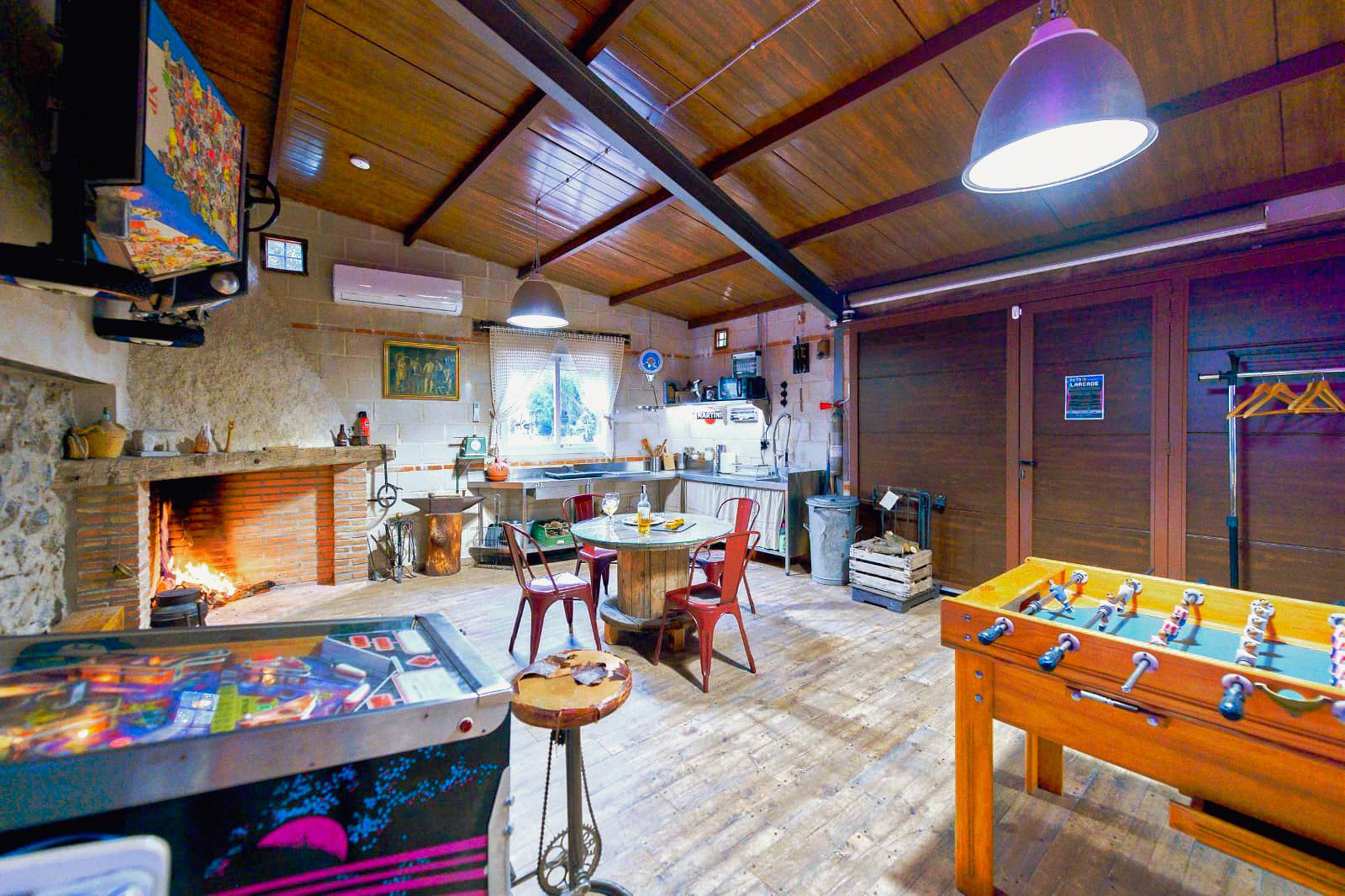 Alquila por horas Loft retro industrial con arcade, pinball y futbolín