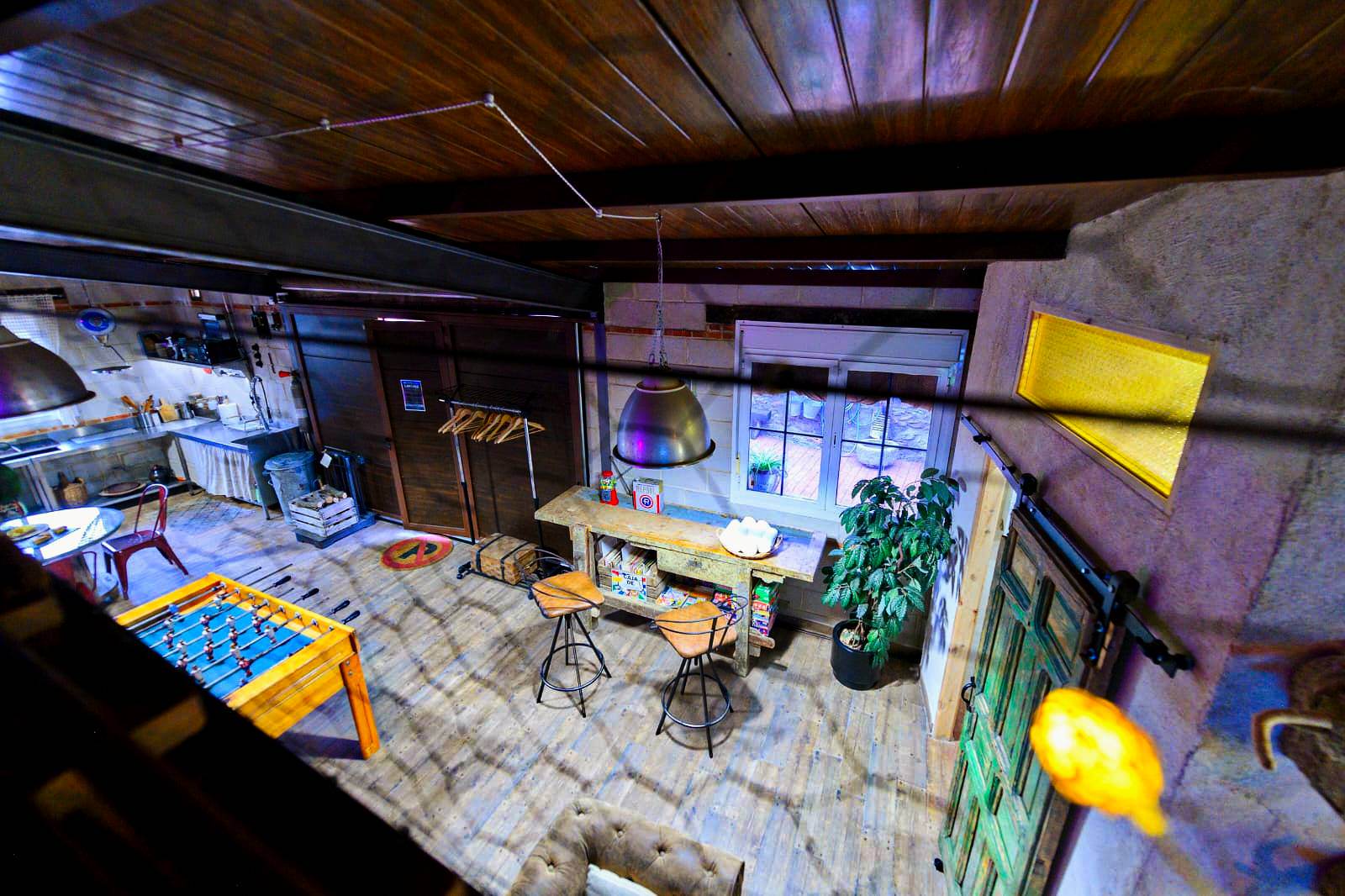 Alquila por horas Loft retro industrial con arcade, pinball y futbolín