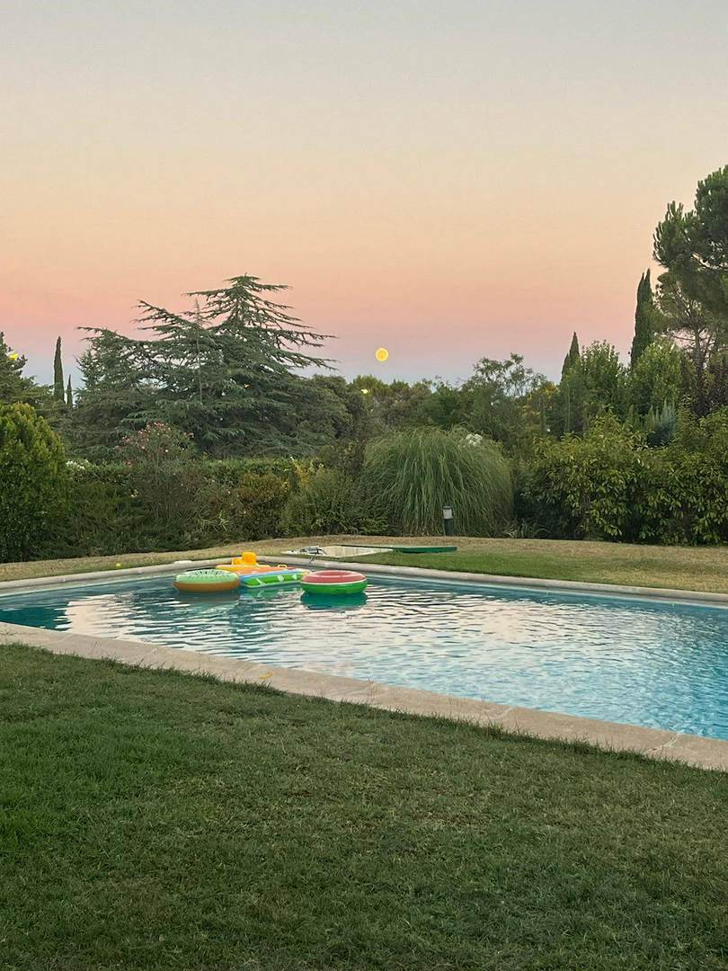 Alquila por horas Chalet independiente con amplio jardín en Ciudalcampo