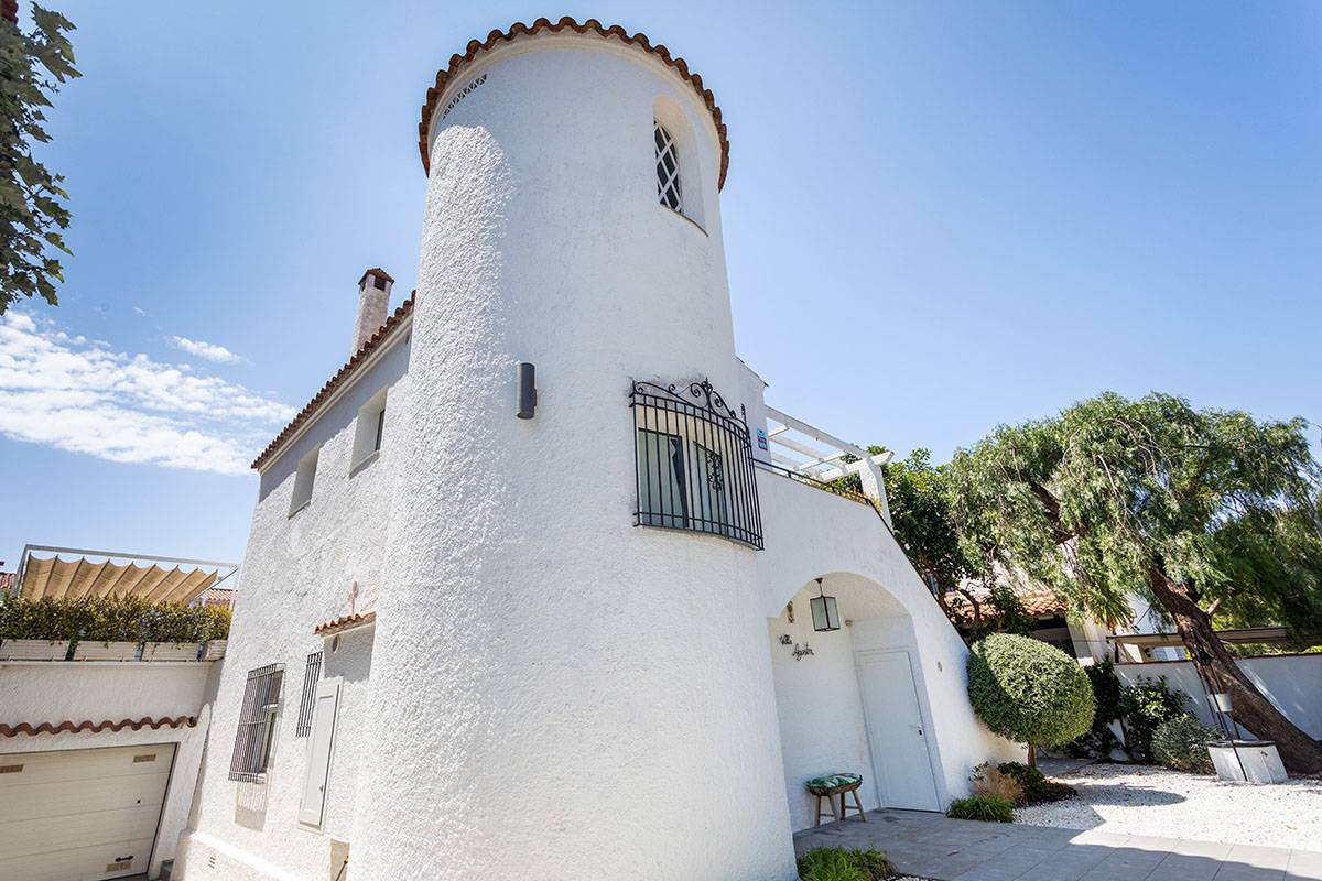 Alquila por horas Casa con Torreón estilo Mediterráneo