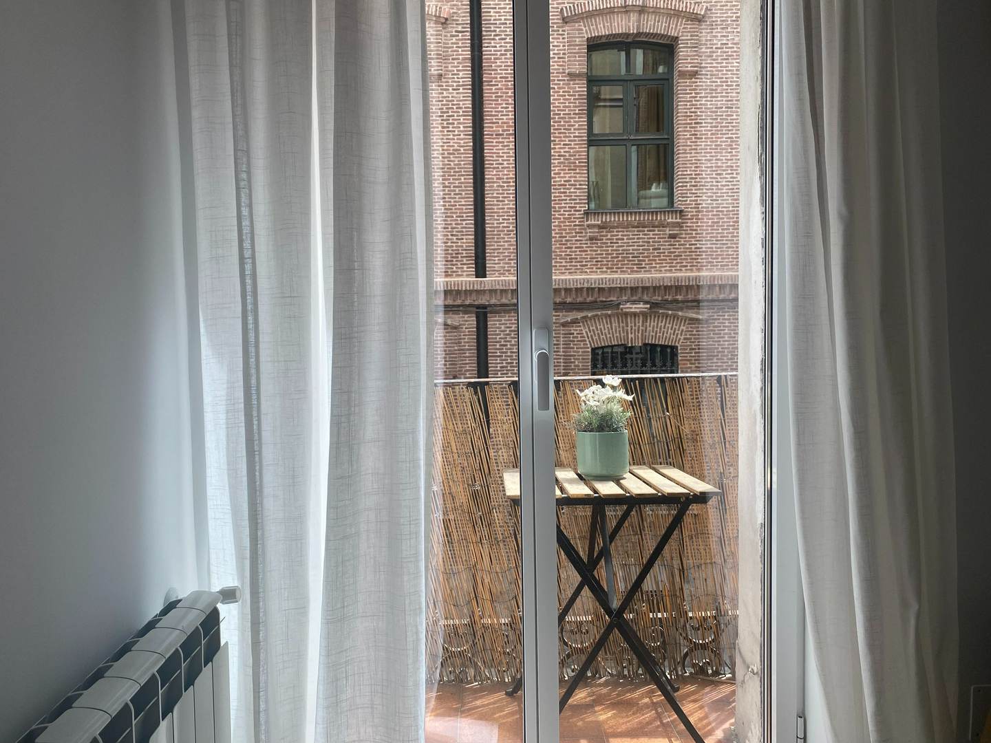 Alquila por horas Piso Exterior en Chamberí - Balcones a calle y Cocina en Isla - 