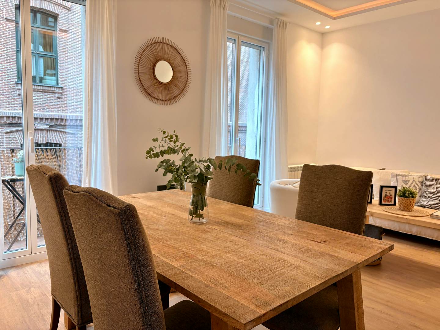 Alquila por horas Piso Exterior en Chamberí - Balcones a calle y Cocina en Isla - 