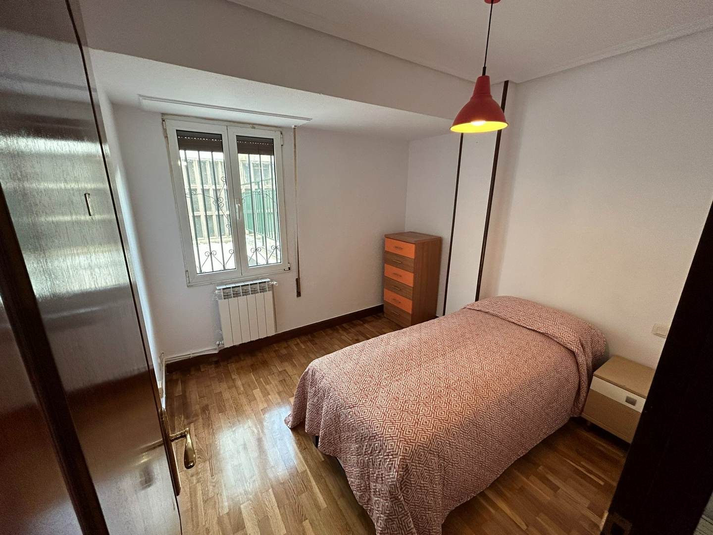 Alquila por horas Vivienda unifamiliar con amplio patio interior