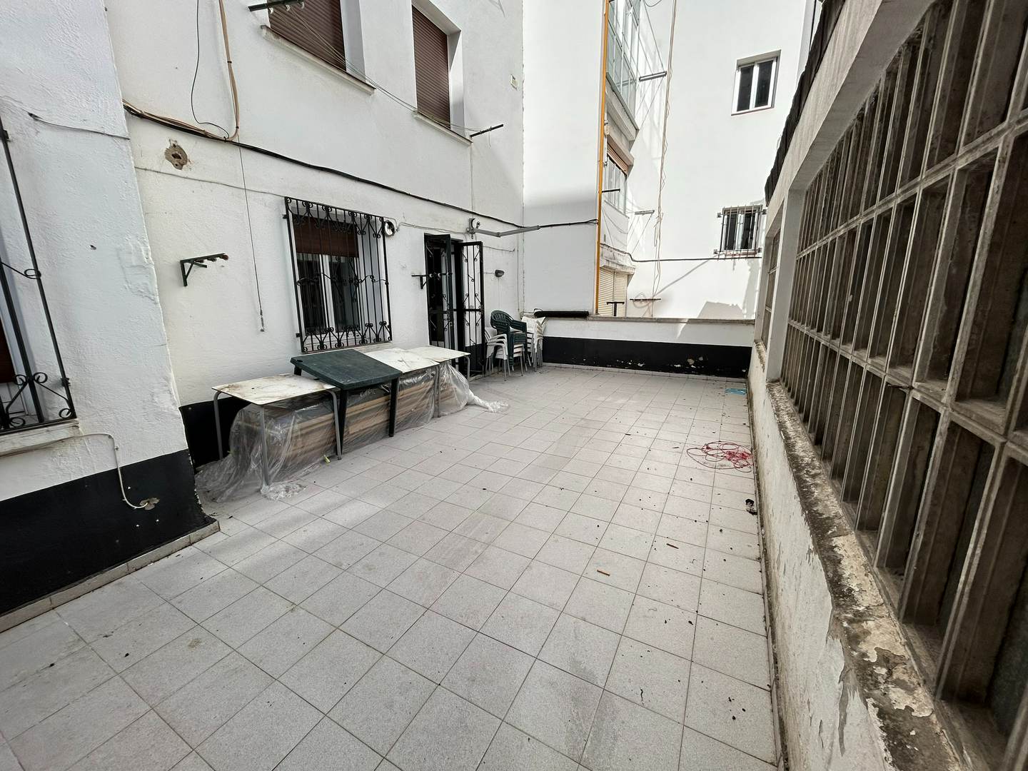 Alquila por horas Vivienda unifamiliar con amplio patio interior