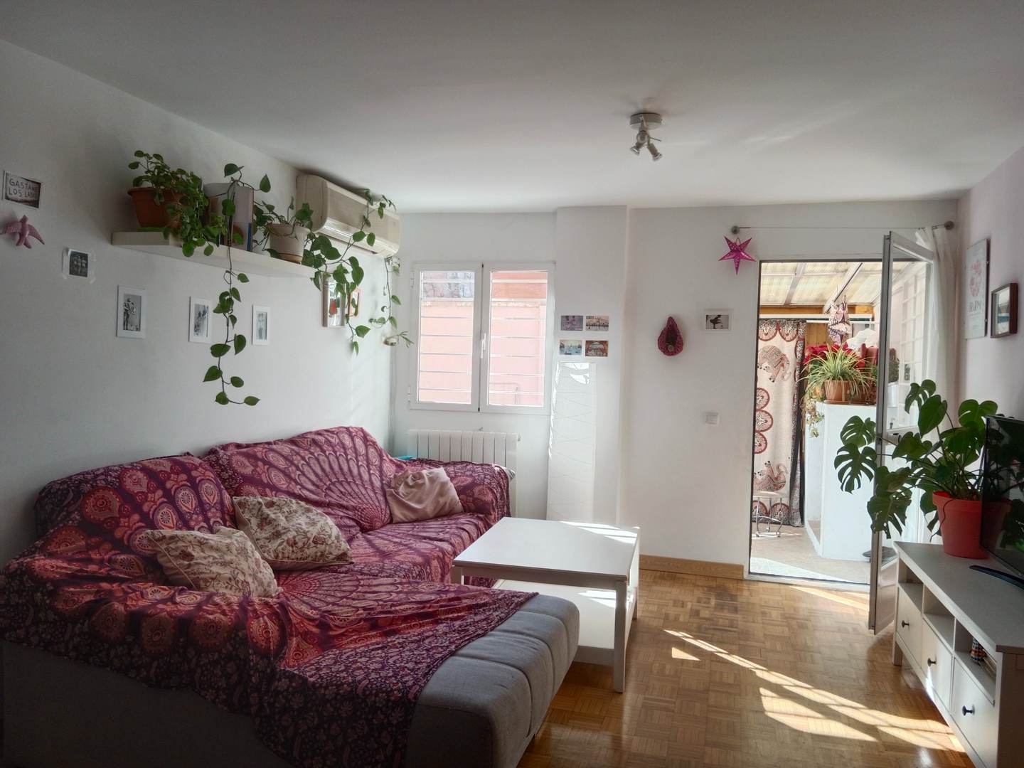 Alquila por horas Vivienda familiar amplia con amplio salón con piano y gran patio 